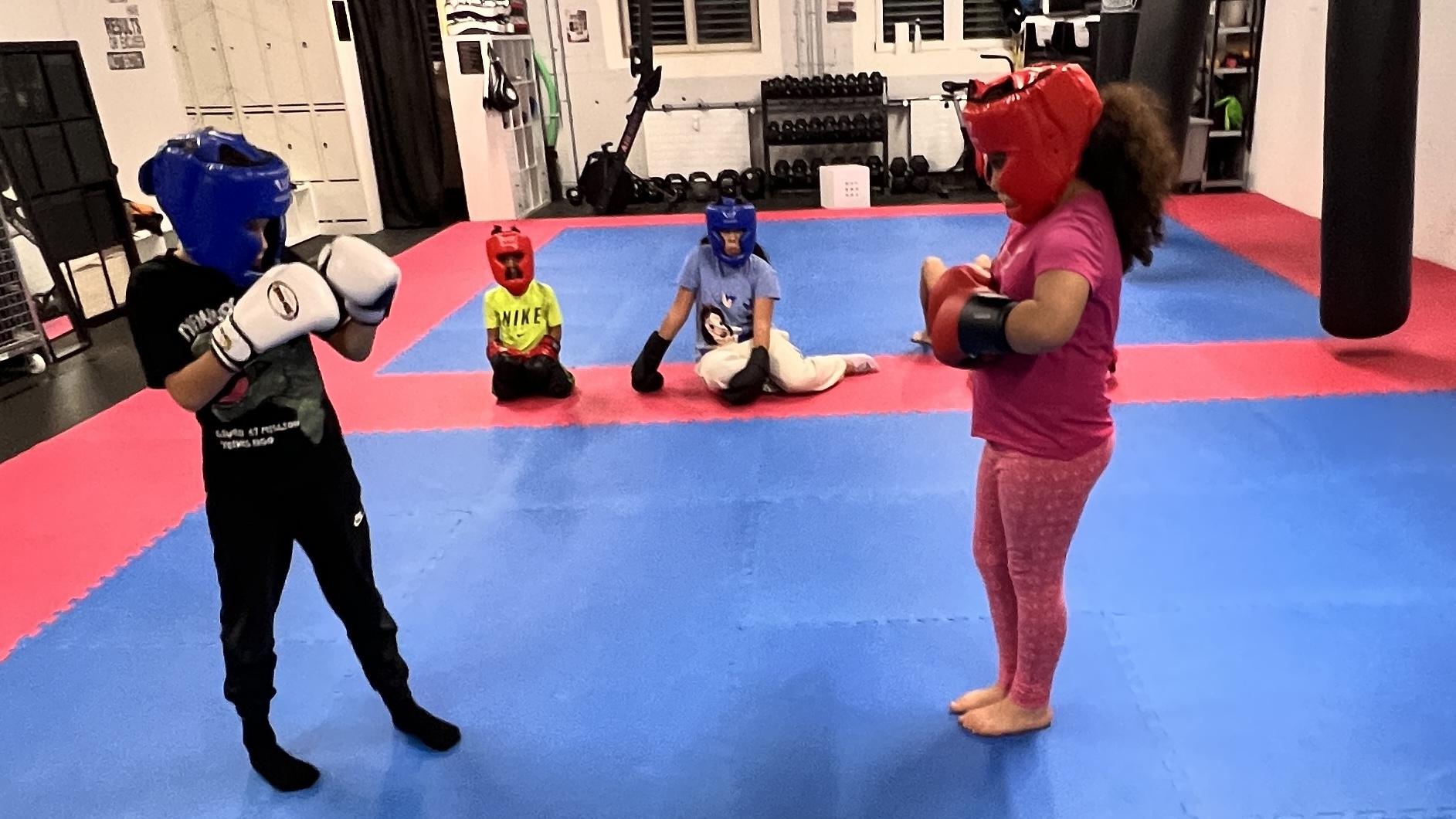 Kinder beim Kickboxen in Basel – Spaß, Bewegung und Teamgeist