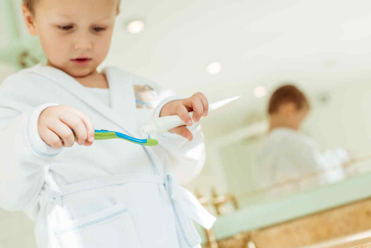 parent-child-brushing-guidance-preventing-kids-brushing-mistakes-bad-dental-habits-kids-oral-hygiene-mistakes