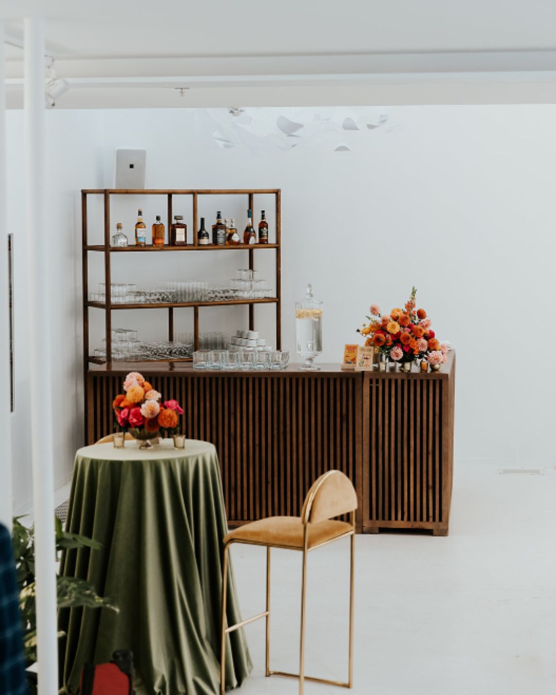 Bar service setting