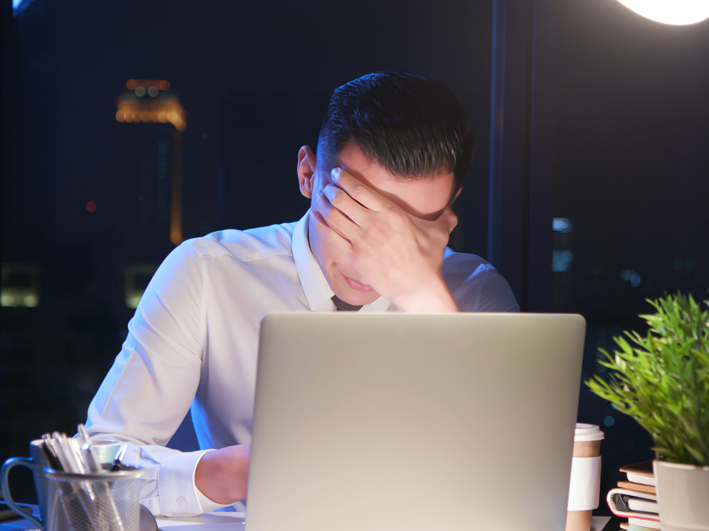 Lavori tutto il giorno seduto e il corpo ne risente? L'osteopatia può aiutarti!