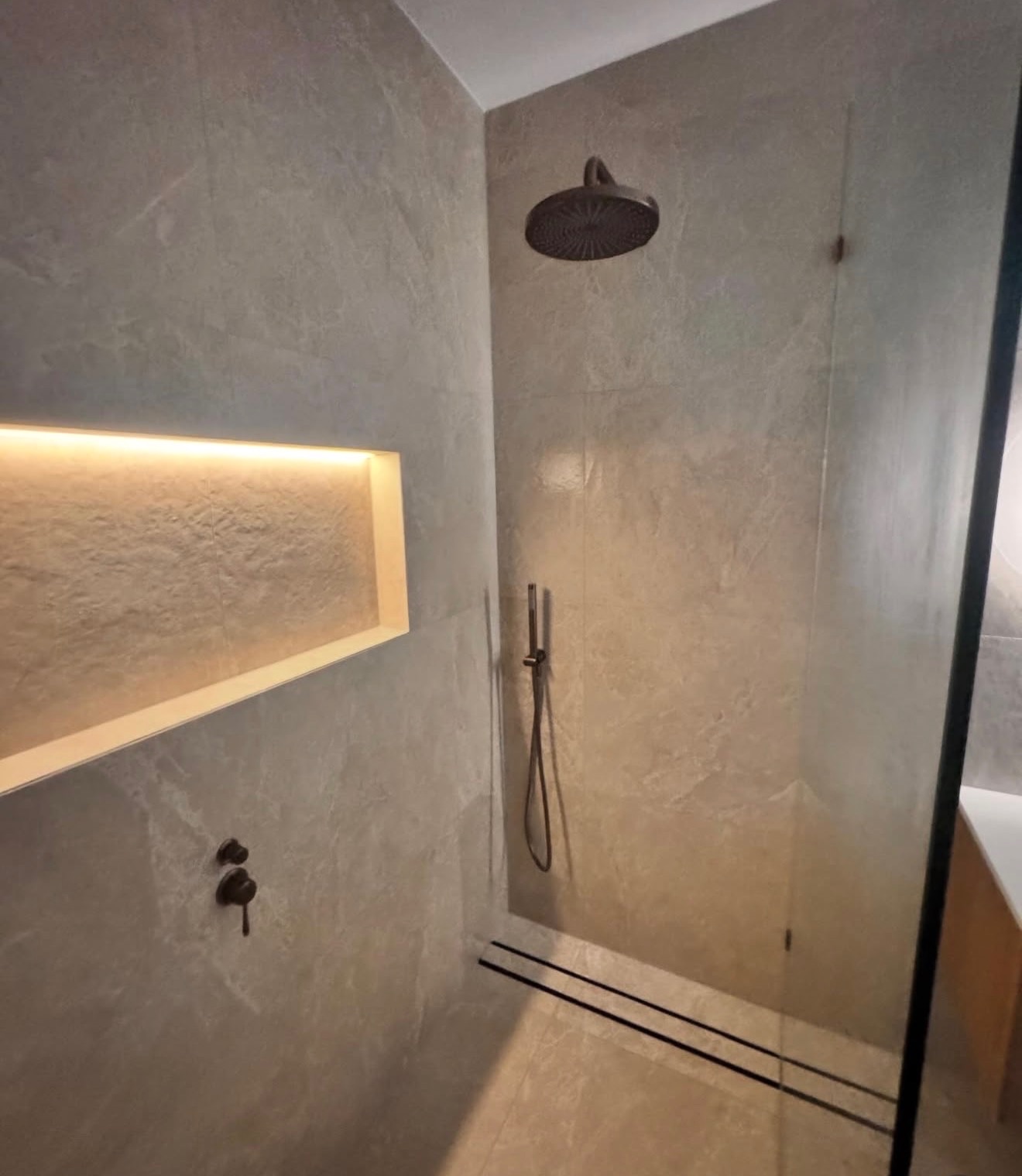 Marble feature bathroom by Brab Plumbing