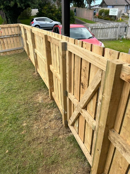 Custom timber fencing Auckland local contractors