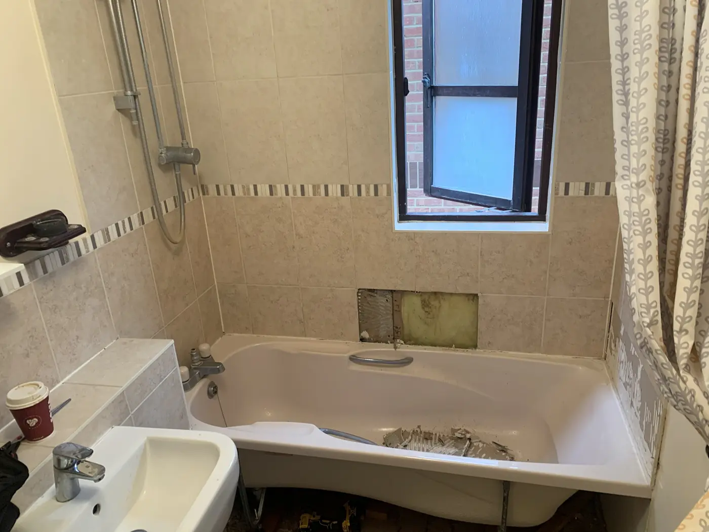 Tired Oxford bathroom before a full refit by our team