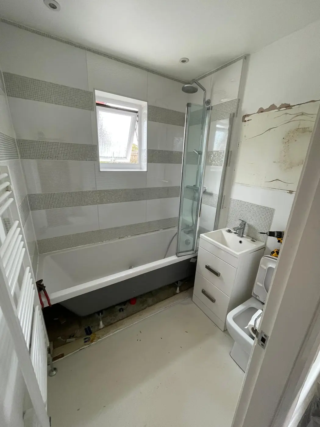 Old bath in an Oxford bathroom before being swapped for a walk-in shower