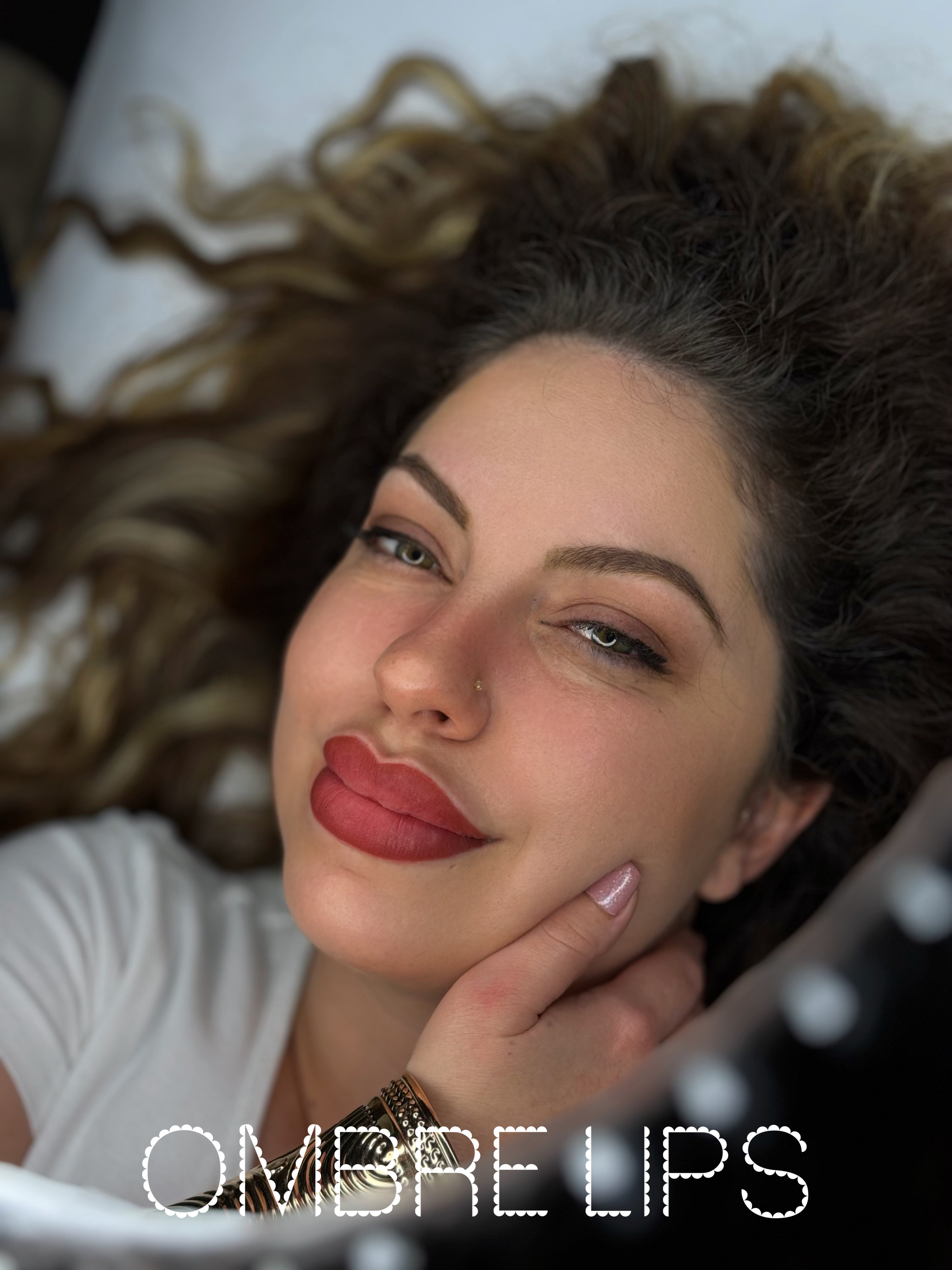 Sourcils poil à poil par Laurence Abitboul à Chantilly