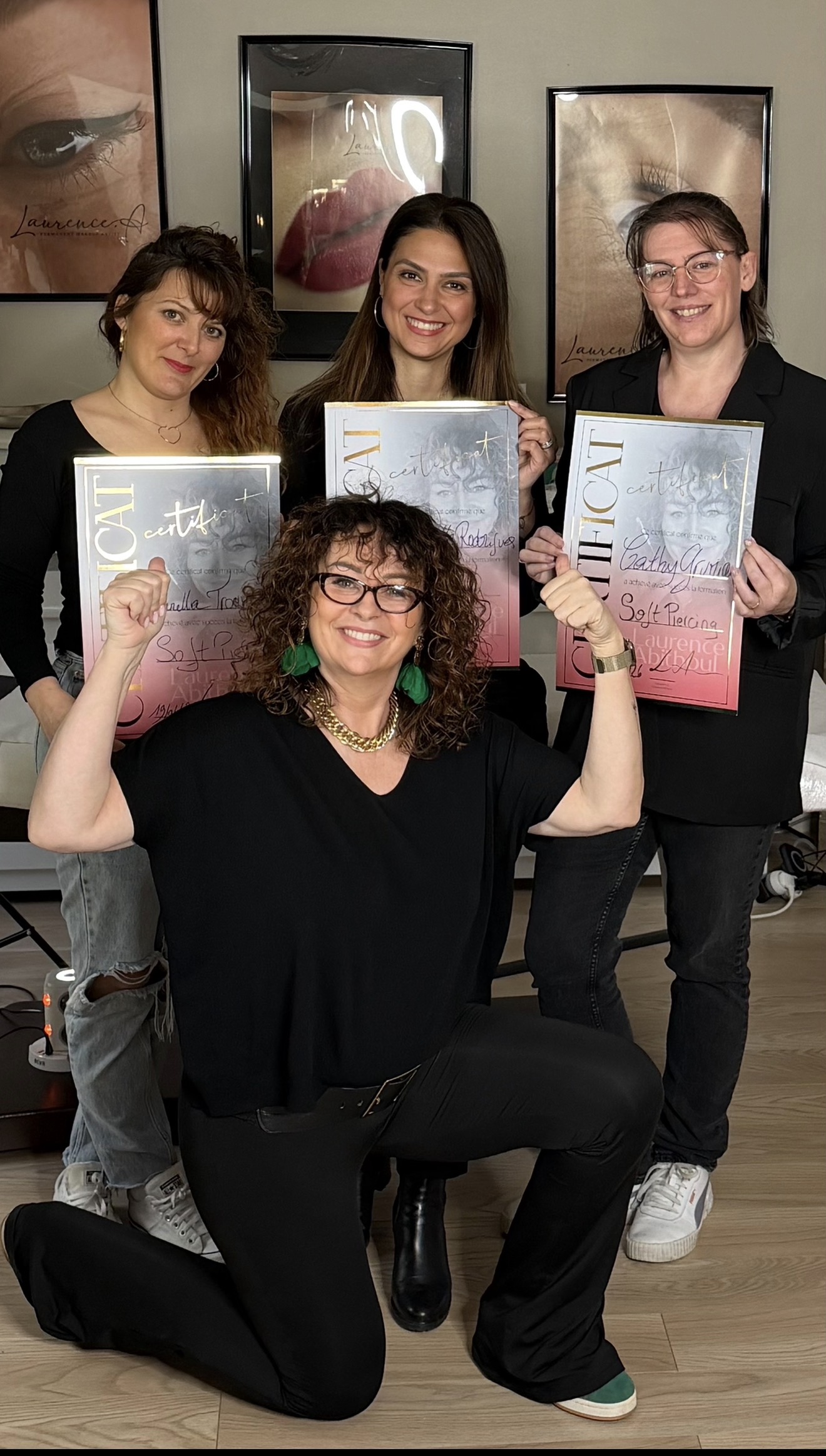 Laurence Abitboul avec ses stagiaires en formation maquillage permanent à Chantilly