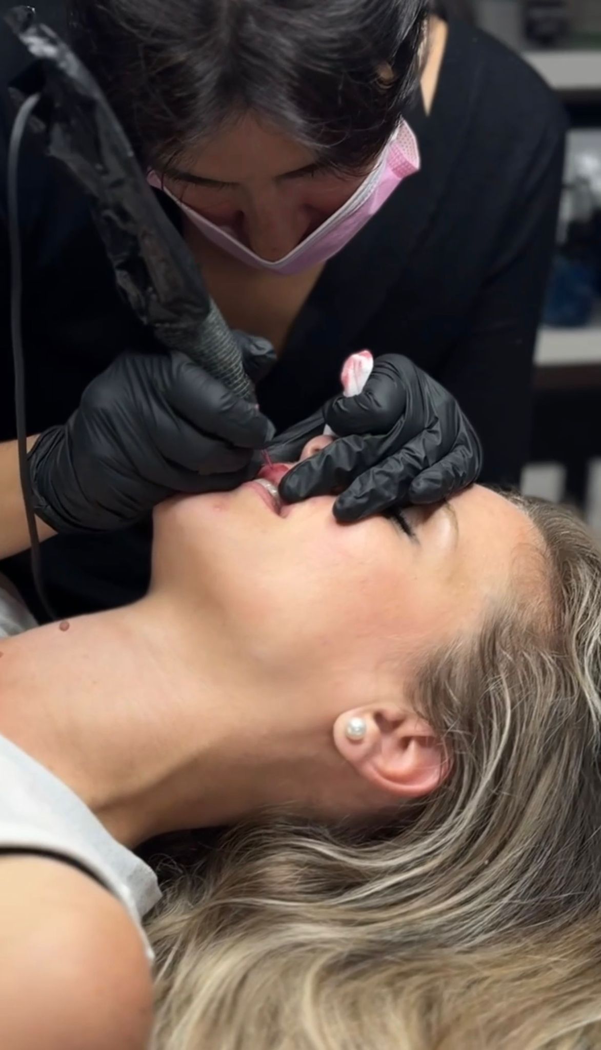 Réalisation lèvres pleine lumière · Maquillage permanent Chantilly