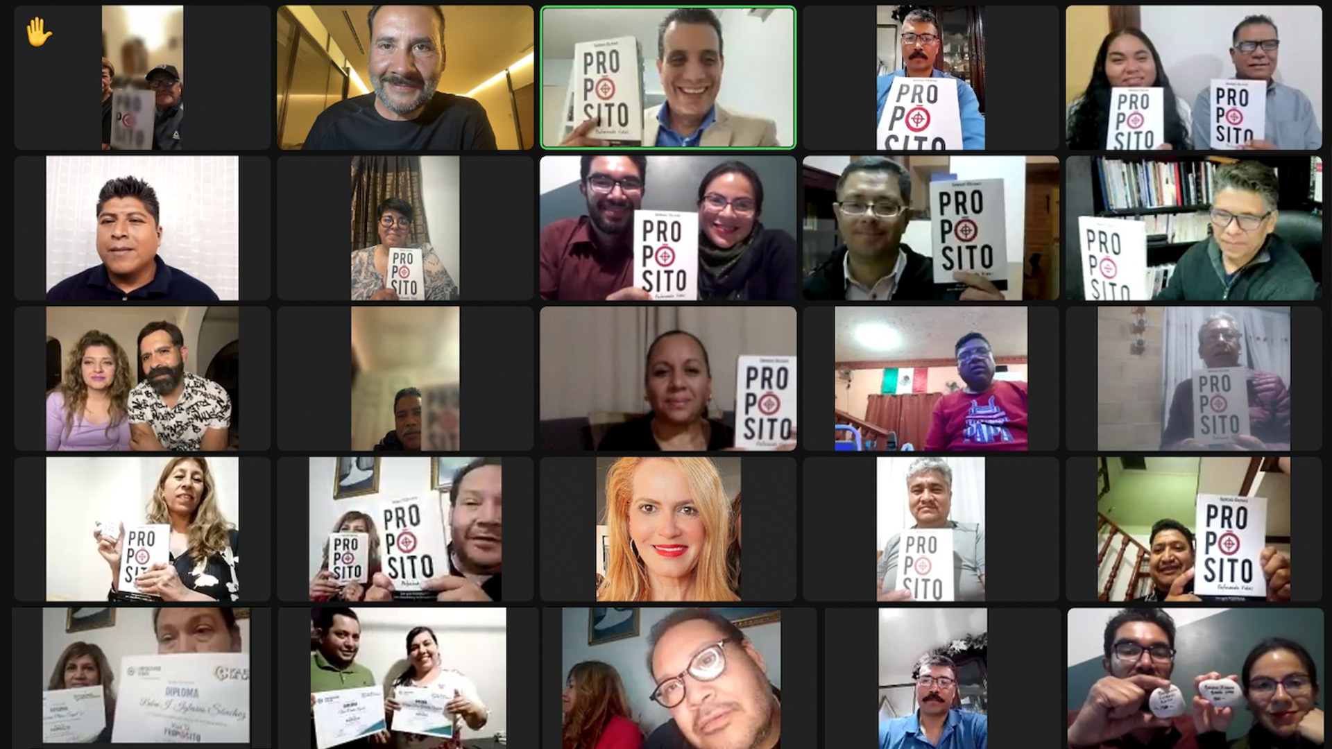 Participantes con libro Propósito