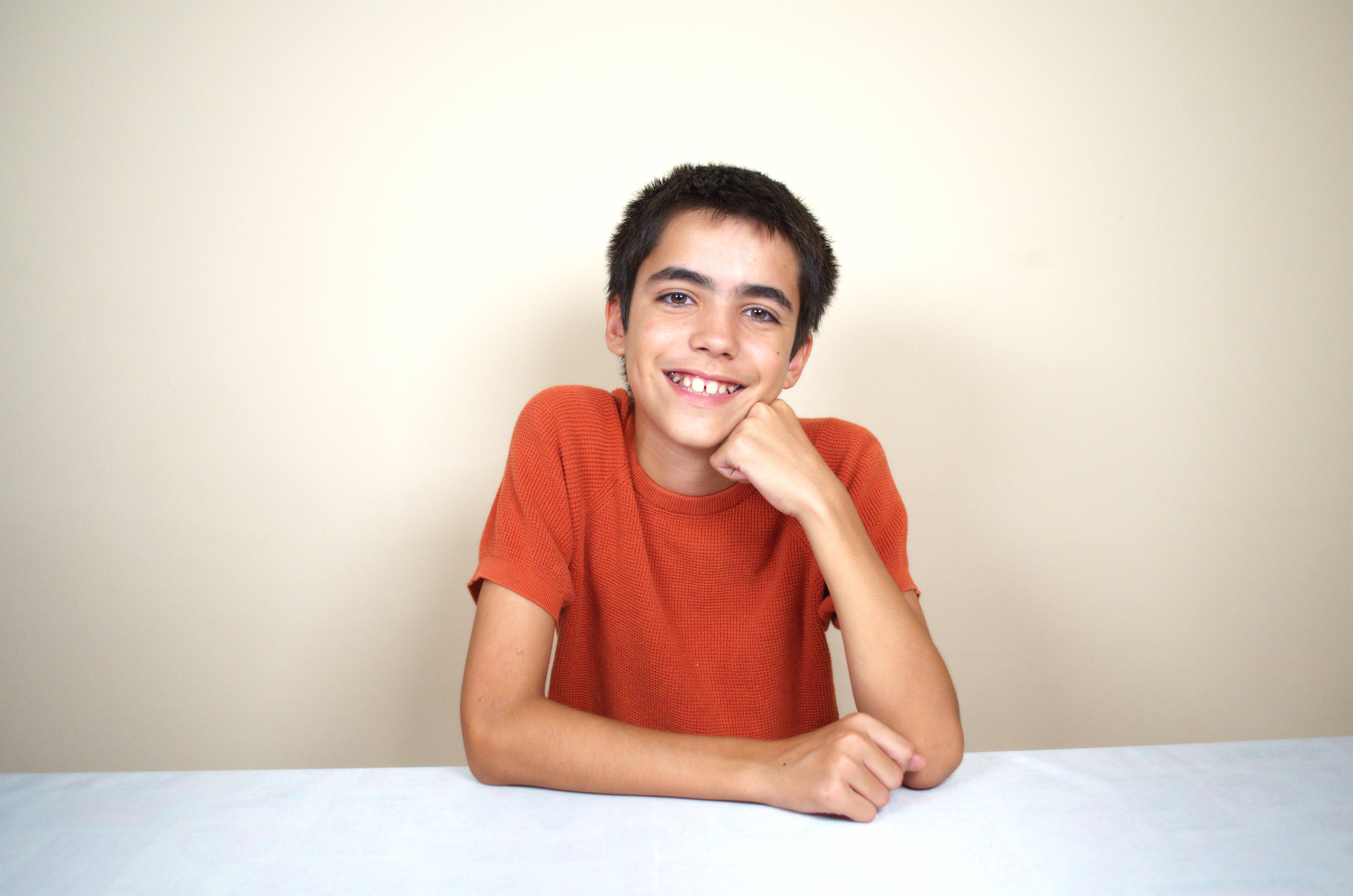 Martín sonriendo, con la barbilla apoyada en la mano