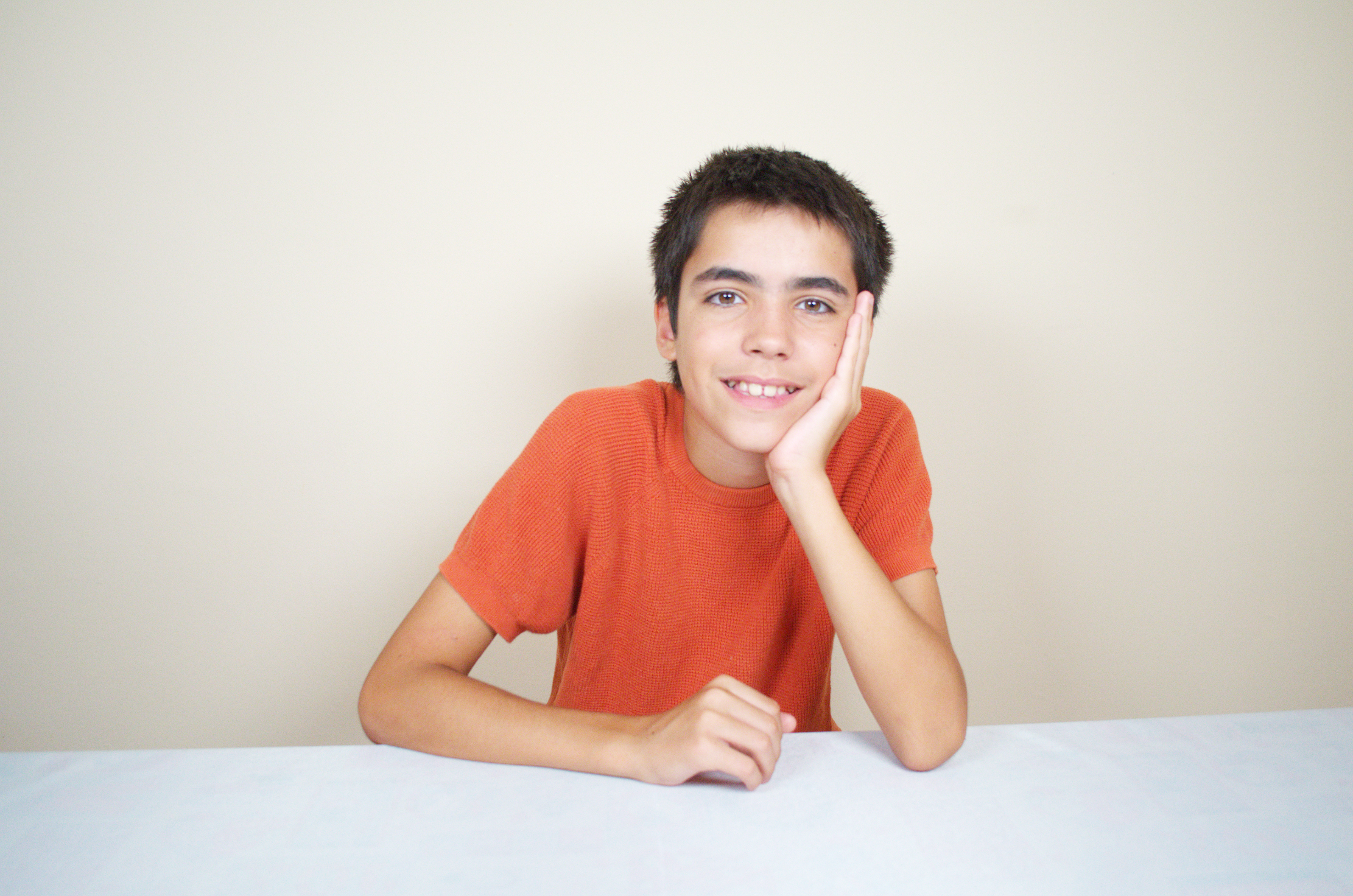 Martín, sonriendo con un jersey naranja