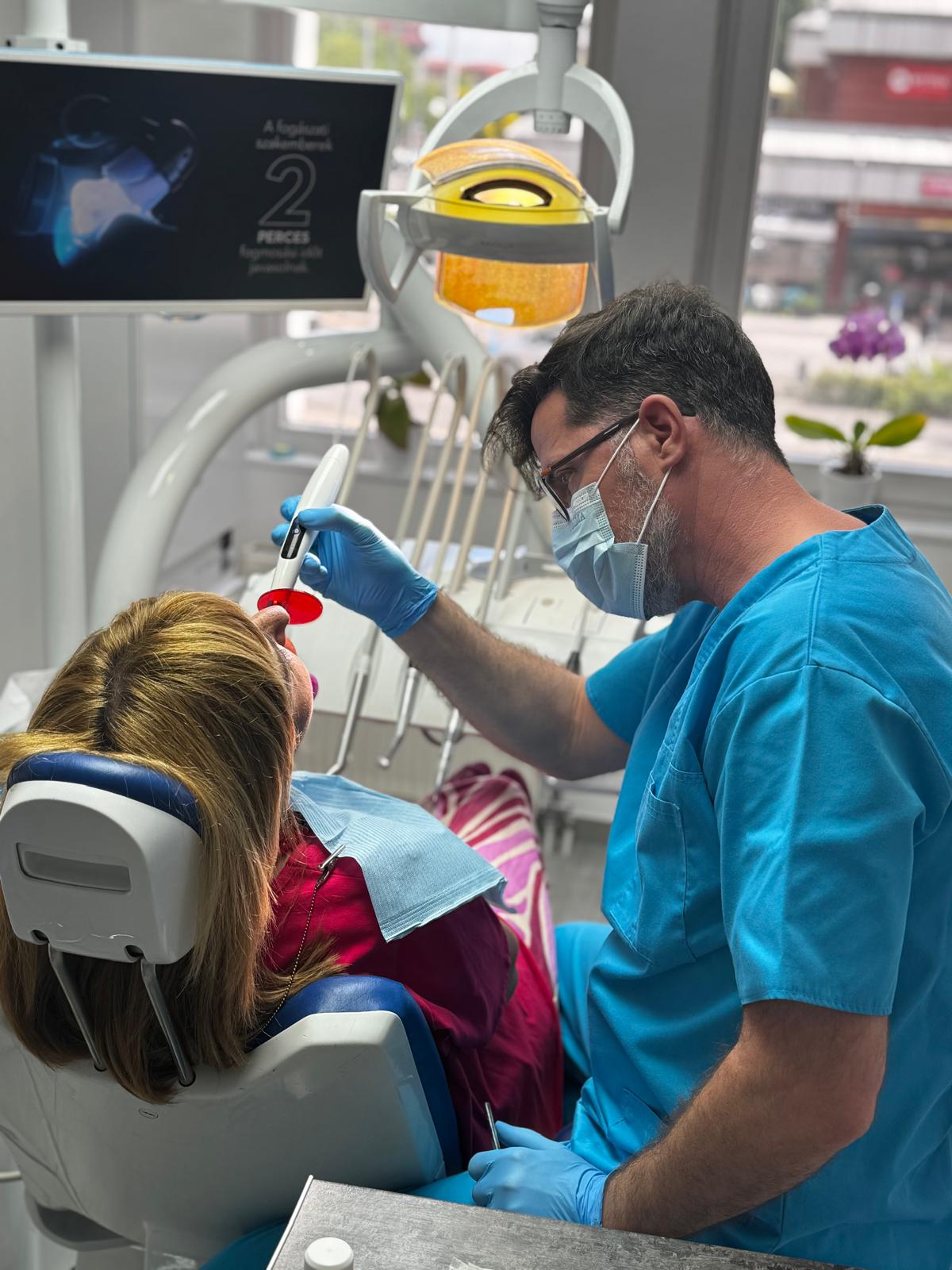 Mosolygó páciens a Smileland Dental fogászaton
