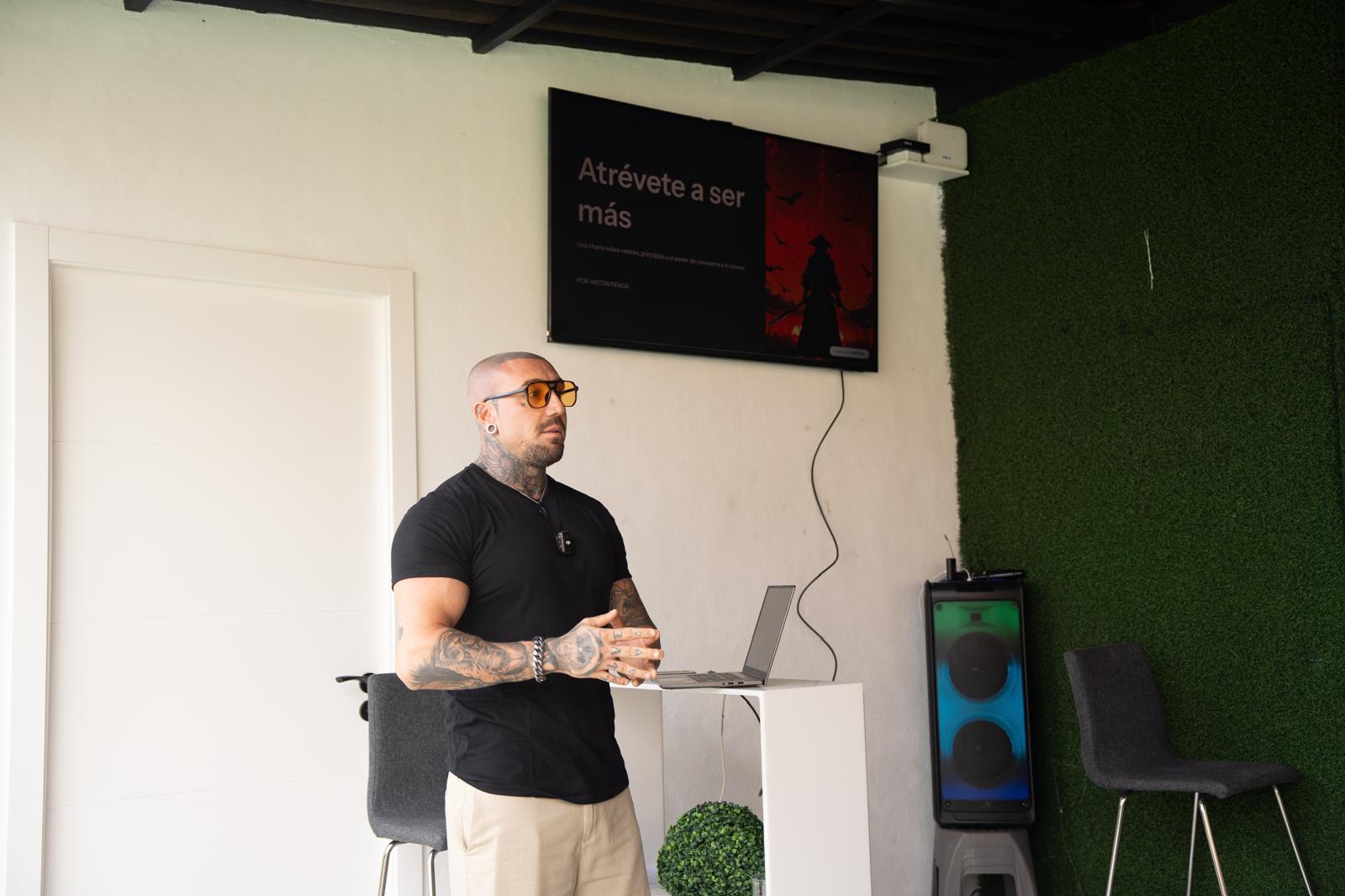 Antón Fraga durante una charla profesional