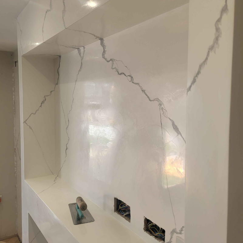 An Italiwalls student applying a decorative plaster finish