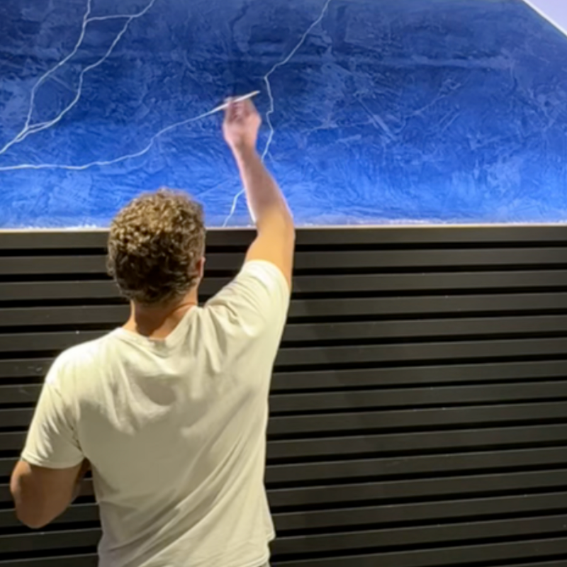 An Italiwalls student applying a decorative plaster finish