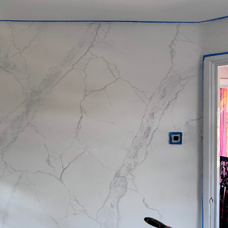 An Italiwalls student applying a decorative plaster finish