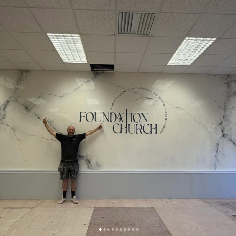 An Italiwalls student applying a decorative plaster finish