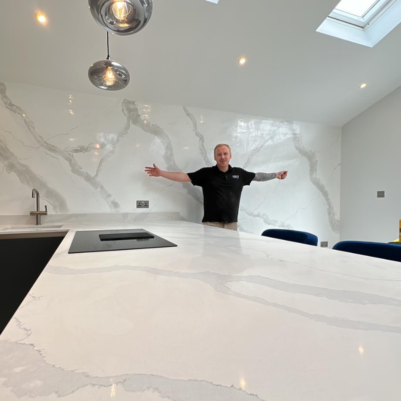 An Italiwalls student applying a decorative plaster finish