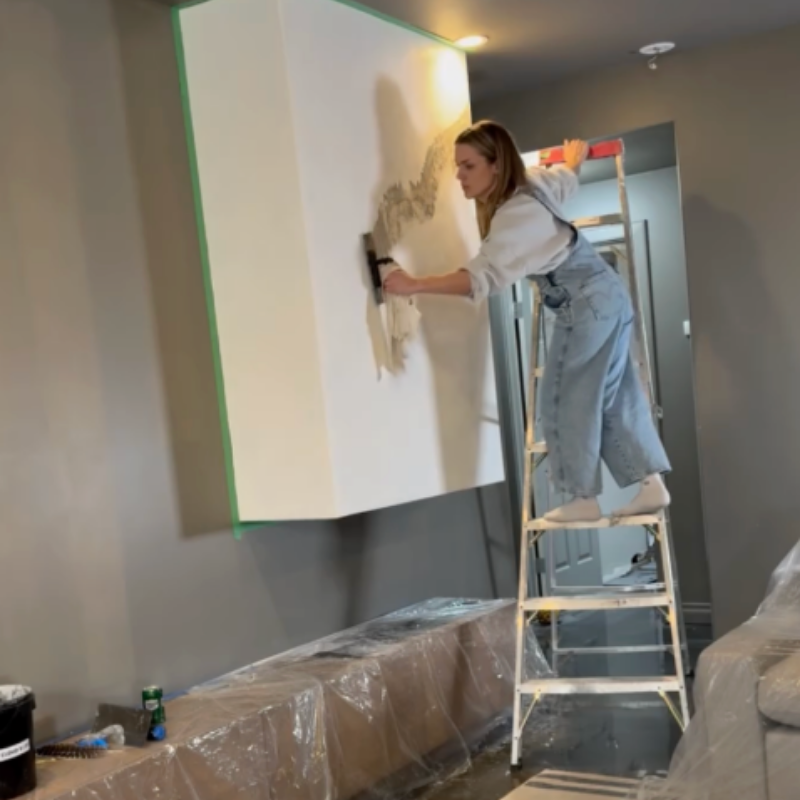 An Italiwalls student applying a decorative plaster finish