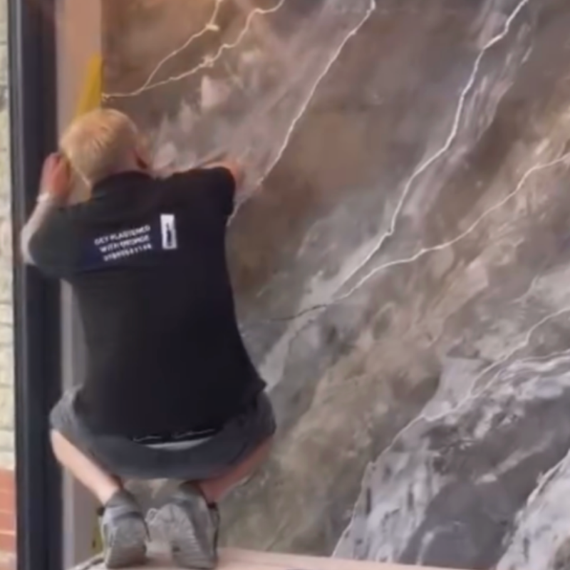 An Italiwalls student applying a decorative plaster finish