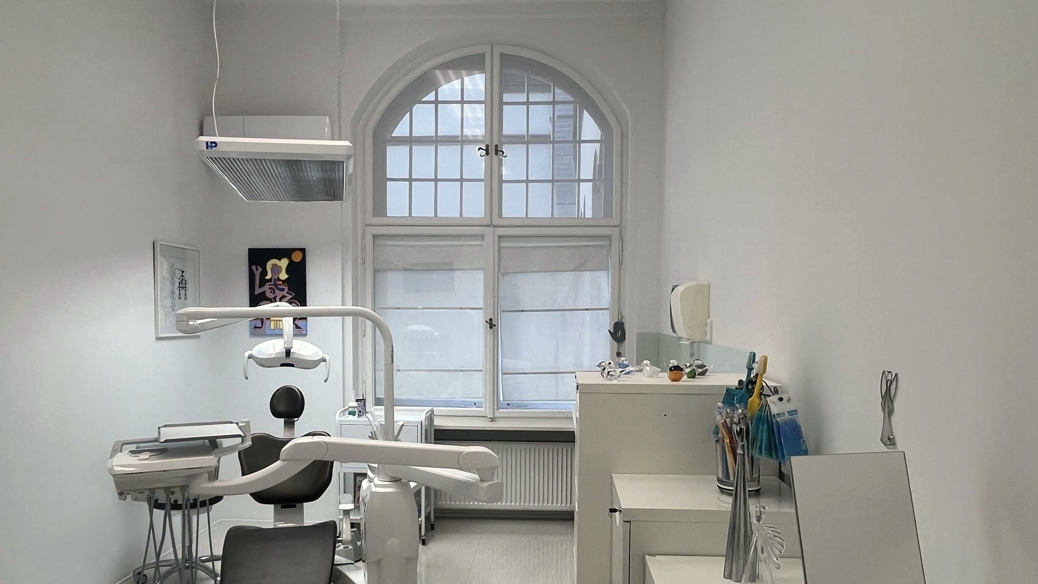 Čelní pohled na obloukové okno ordinace dentální hygieny Ivana Malcová, MEDICENTRUM Liberec