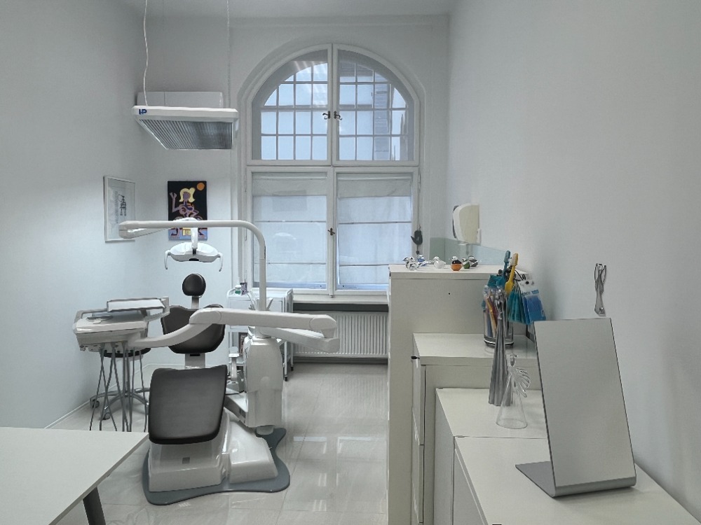 Ordinace dentální hygieny Ivana Malcová – světlé prostory s tyrkysovými skříňkami
