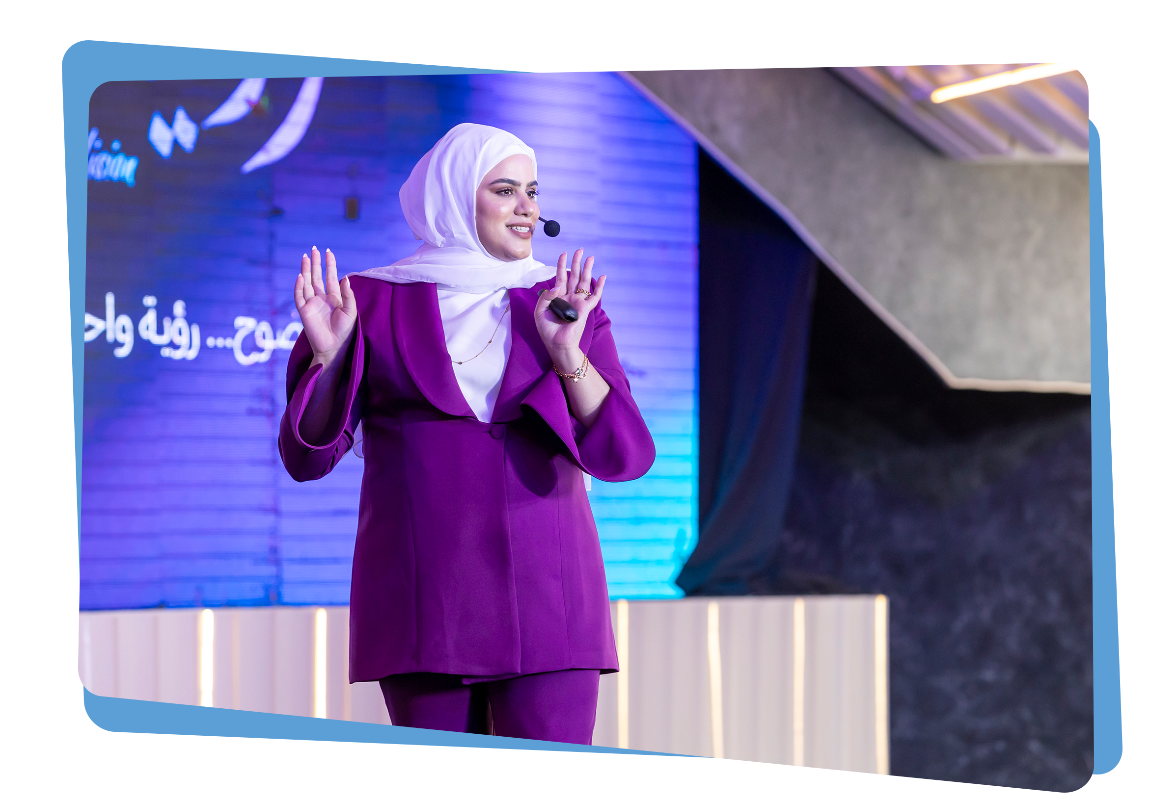 رزان شعيتو تقدّم على منصة فعالية elite scale management أمام الحضور