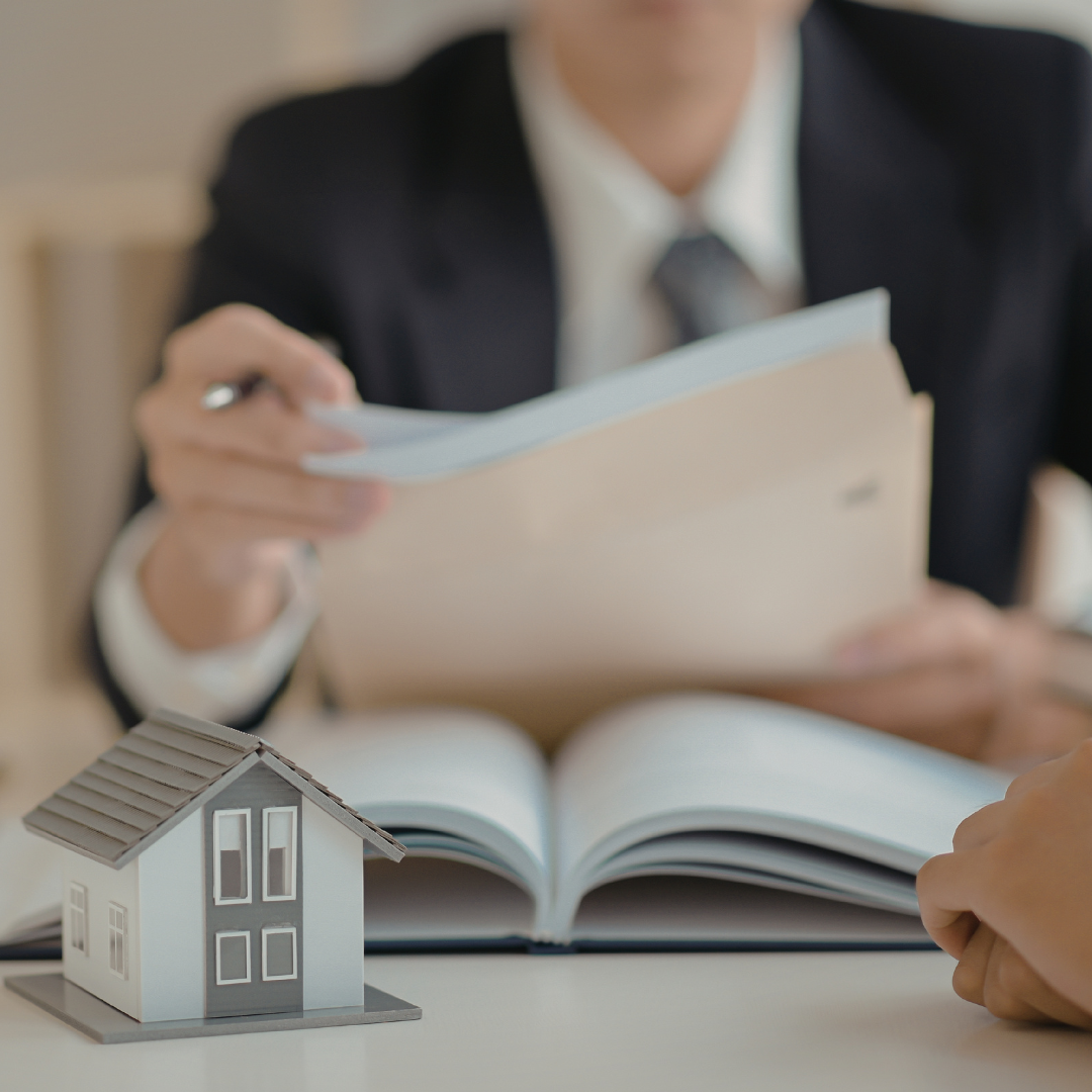 Property manager coordinating guest communication and check-in operations for a holiday Airbnb stay in Florida.