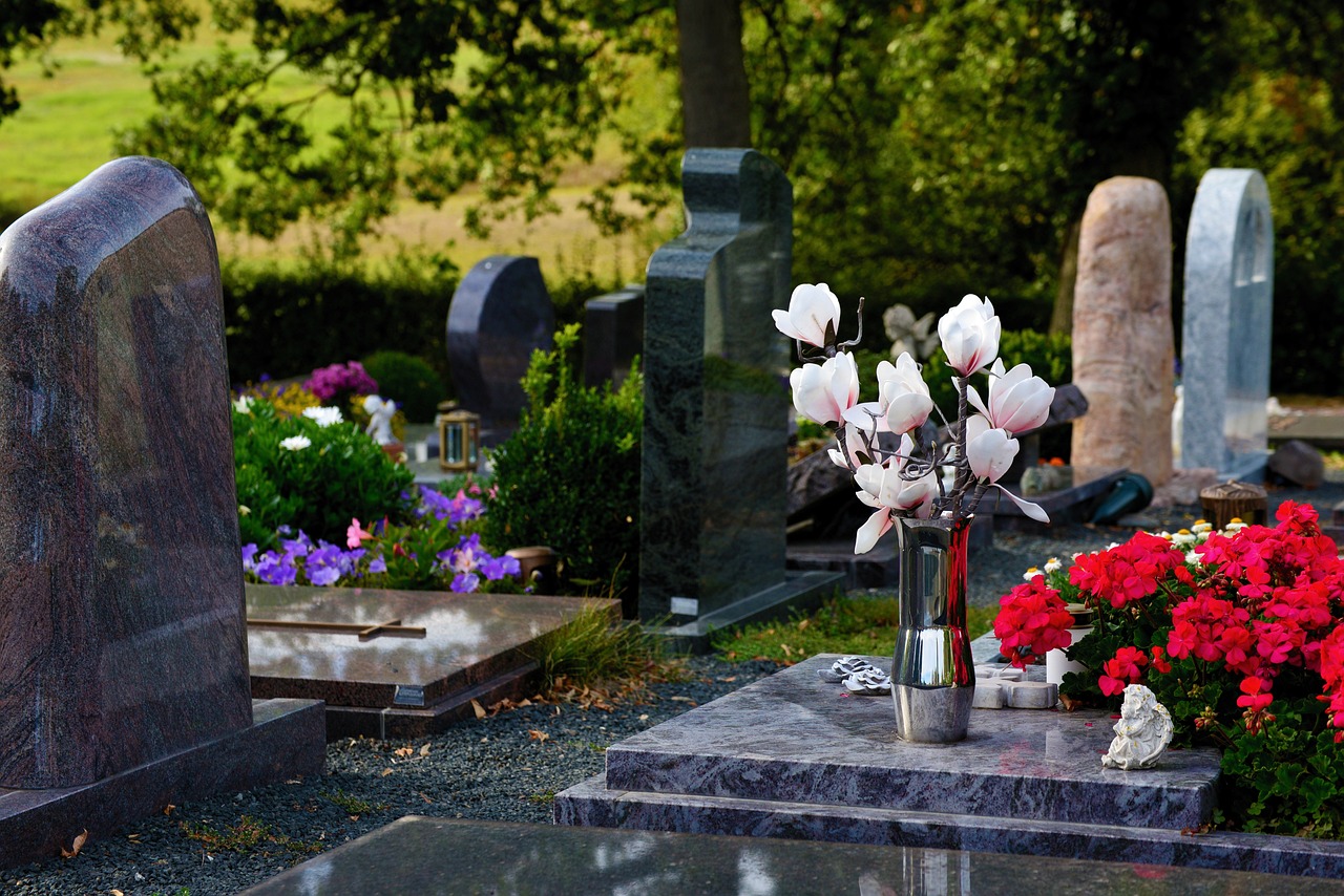 Hommage floral sur une pierre tombale.