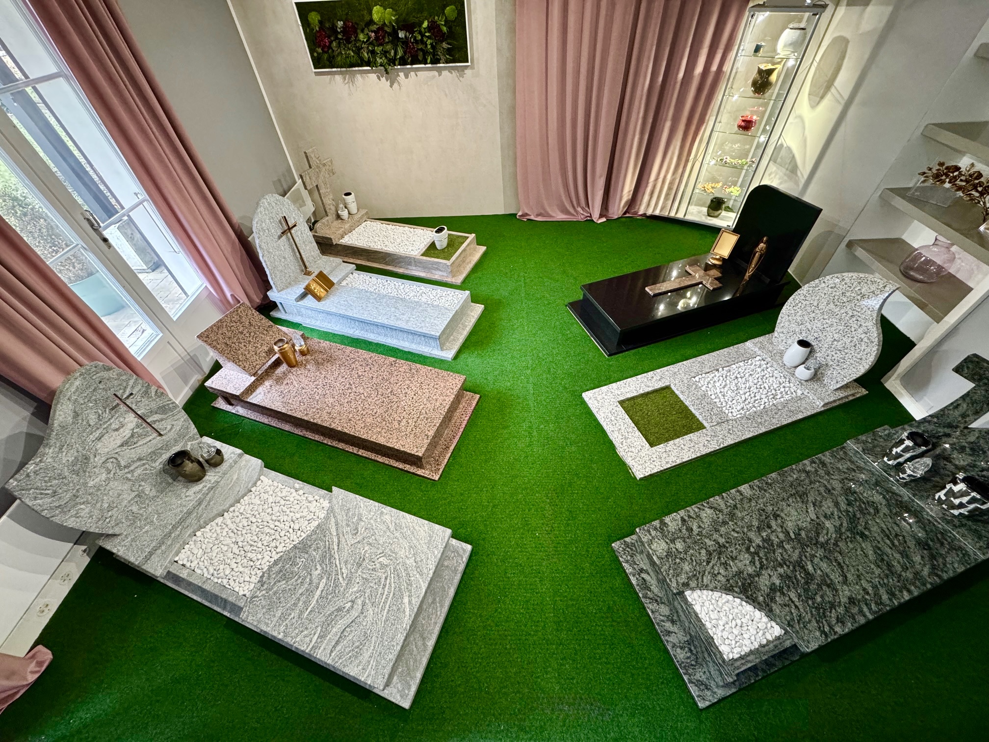 Détails minéraux et travail de la pierre au showroom.