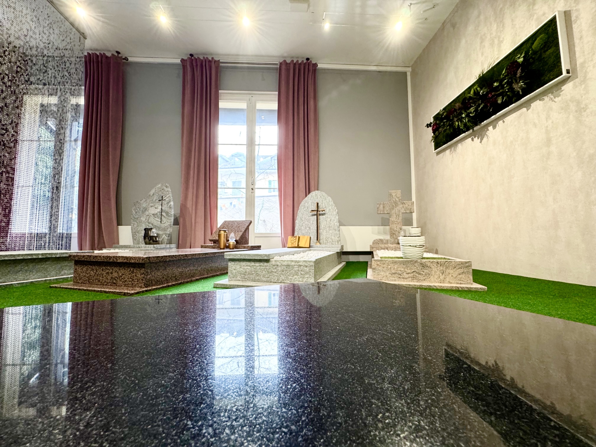 Modèles de pierres tombales exposés au showroom