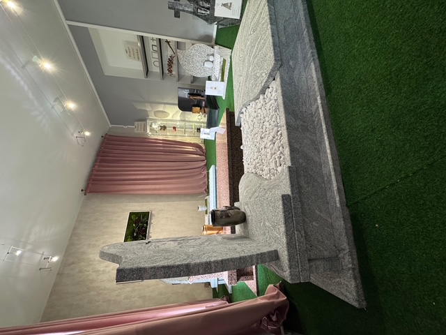 Showroom Les Pierres Tombales à Carouge, accessible aux familles du canton de Vaud pour découvrir les monuments funéraires.