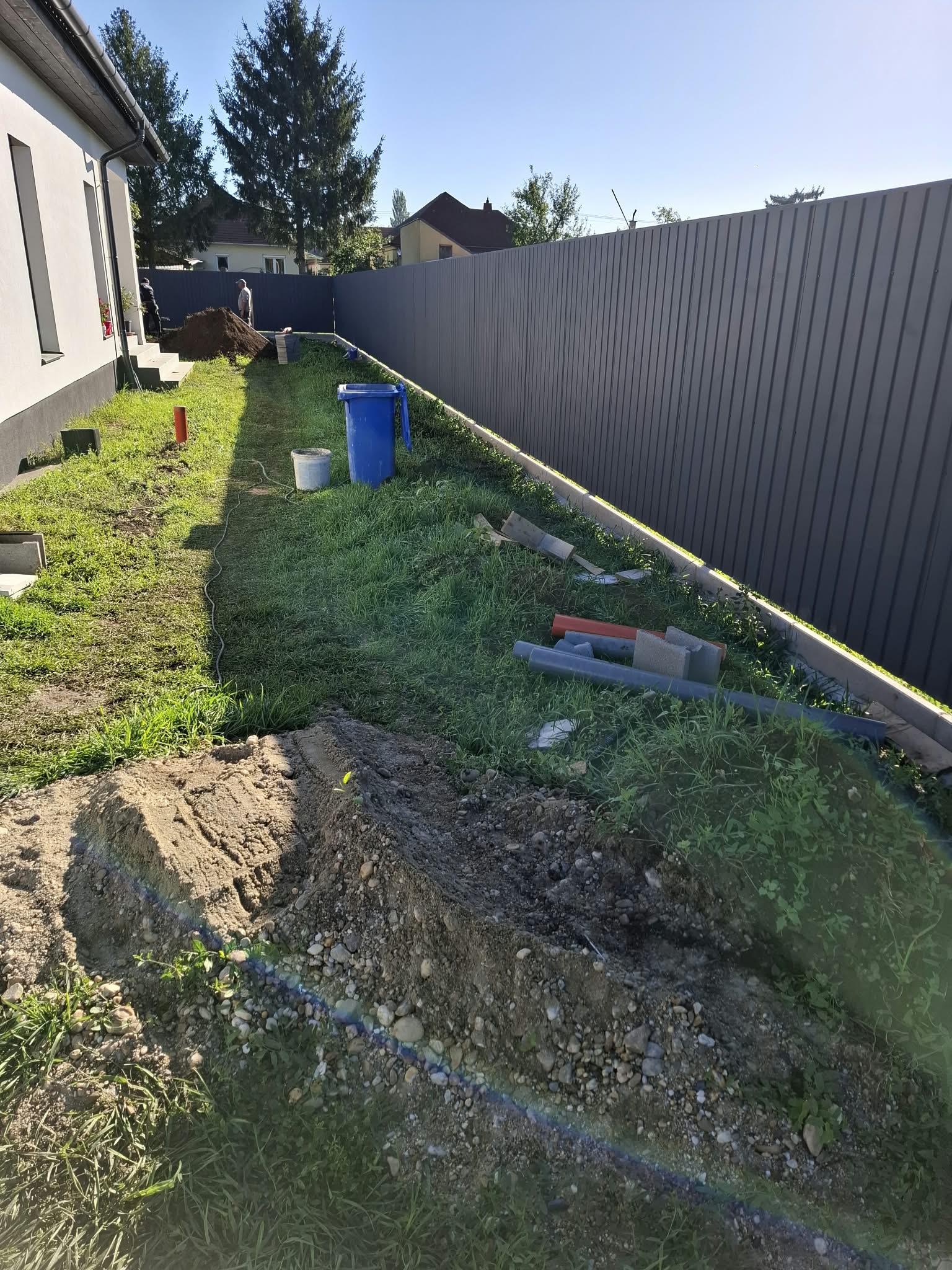 Hosszú zárt antracit fémkerítés