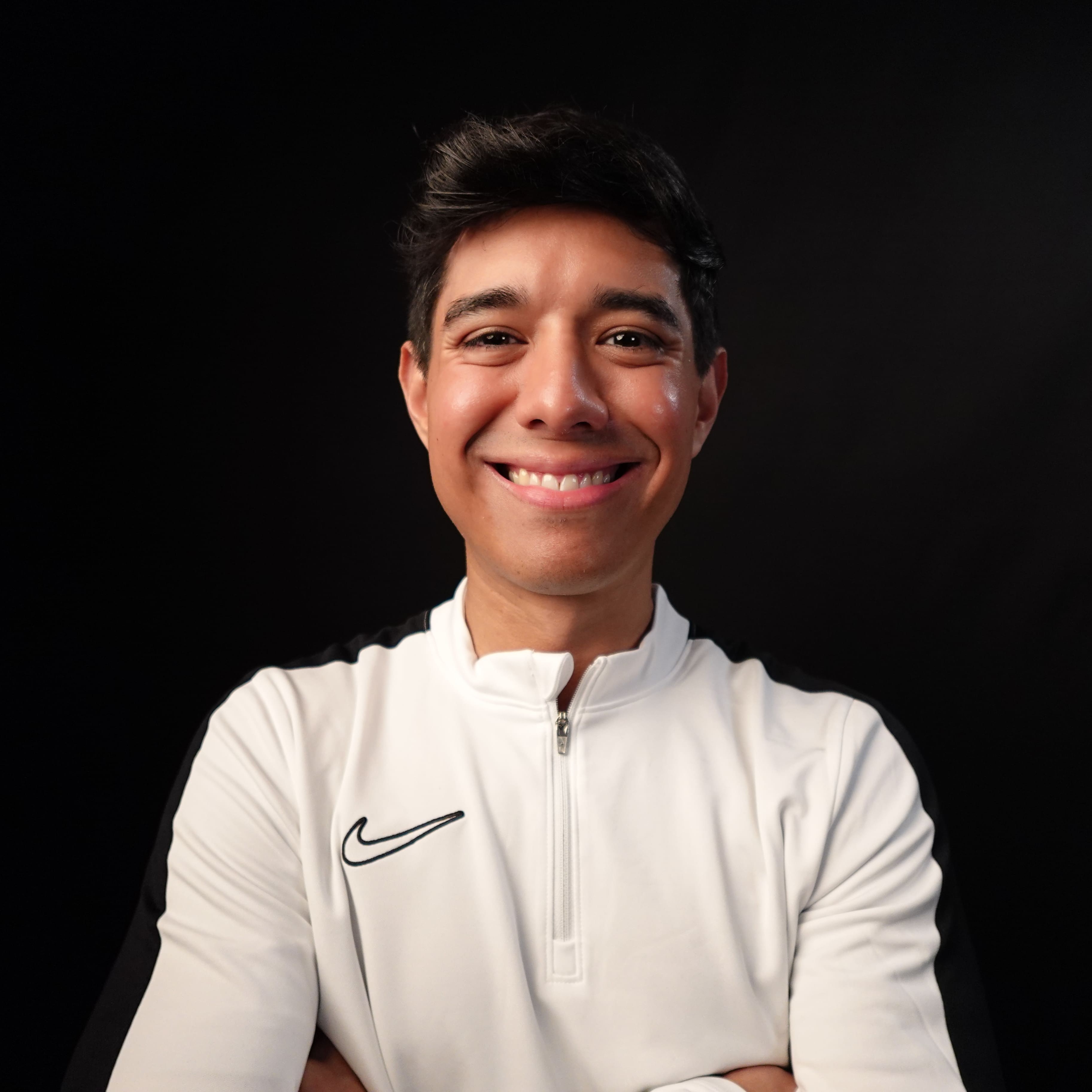 Carlos, de FitFood by Carlos, sonriendo con los brazos cruzados