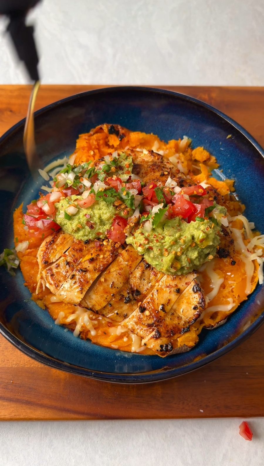 Bowl de camote con pollo, guacamole, pico de gallo y queso