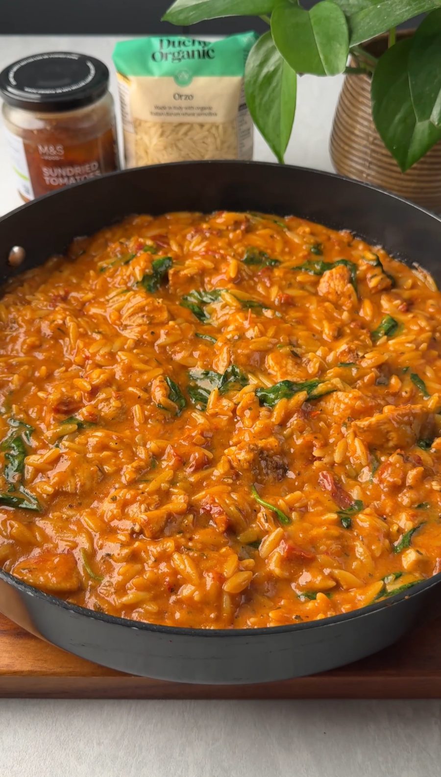 Orzo con pollo cremoso en sartén