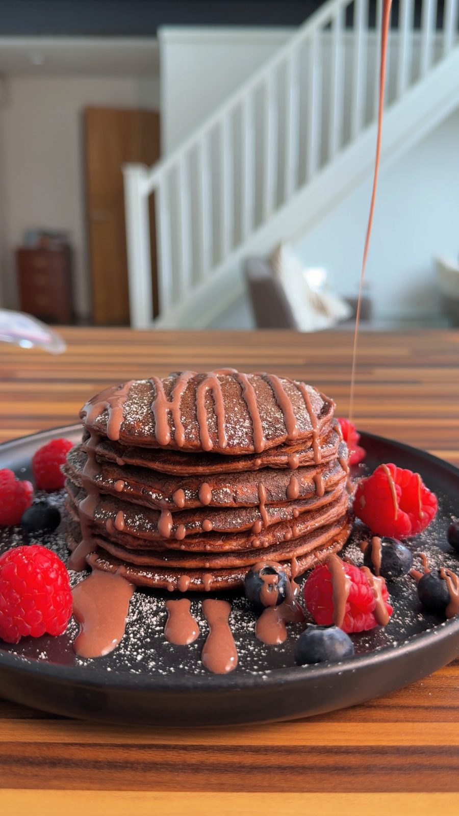 Hotcakes de chocolate con frutos rojos