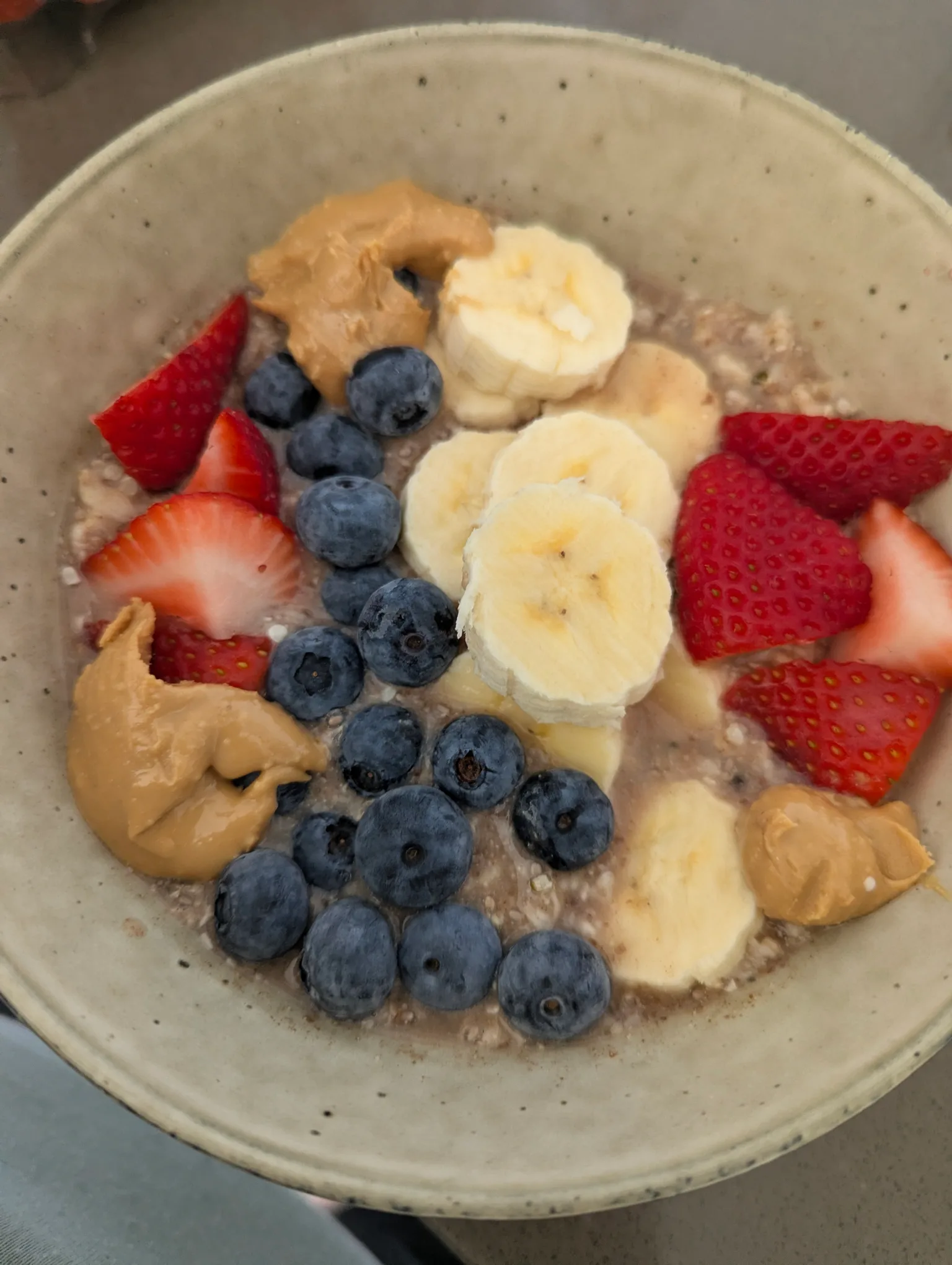 Overnight oats jars: top with fruit and peanut butter