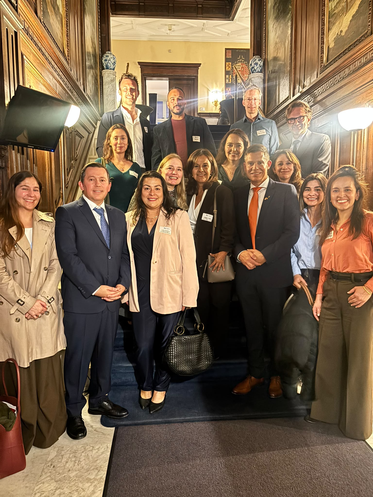Carolina Muñoz en un encuentro con el embajador de Colombia en Países Bajos y otros participantes.