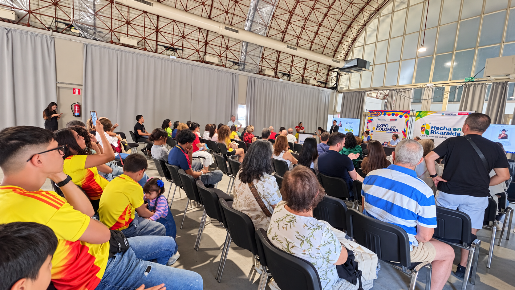 Asistentes sentados en el auditorio de Expo Colombia.
