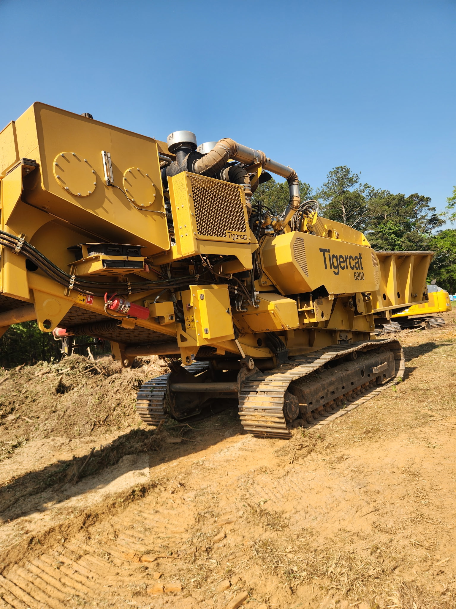 Heavy-duty horizontal wood grinder