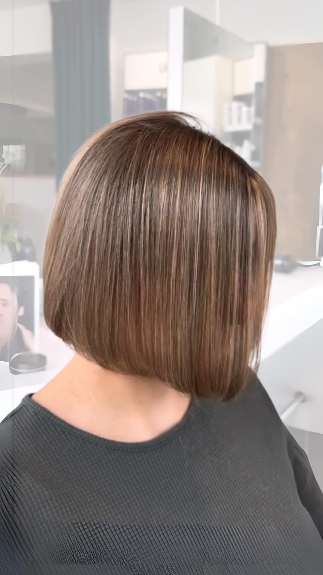 Sehr lange braune Haare mit honigfarbenen Balayage-Strähnen und großen Wellen