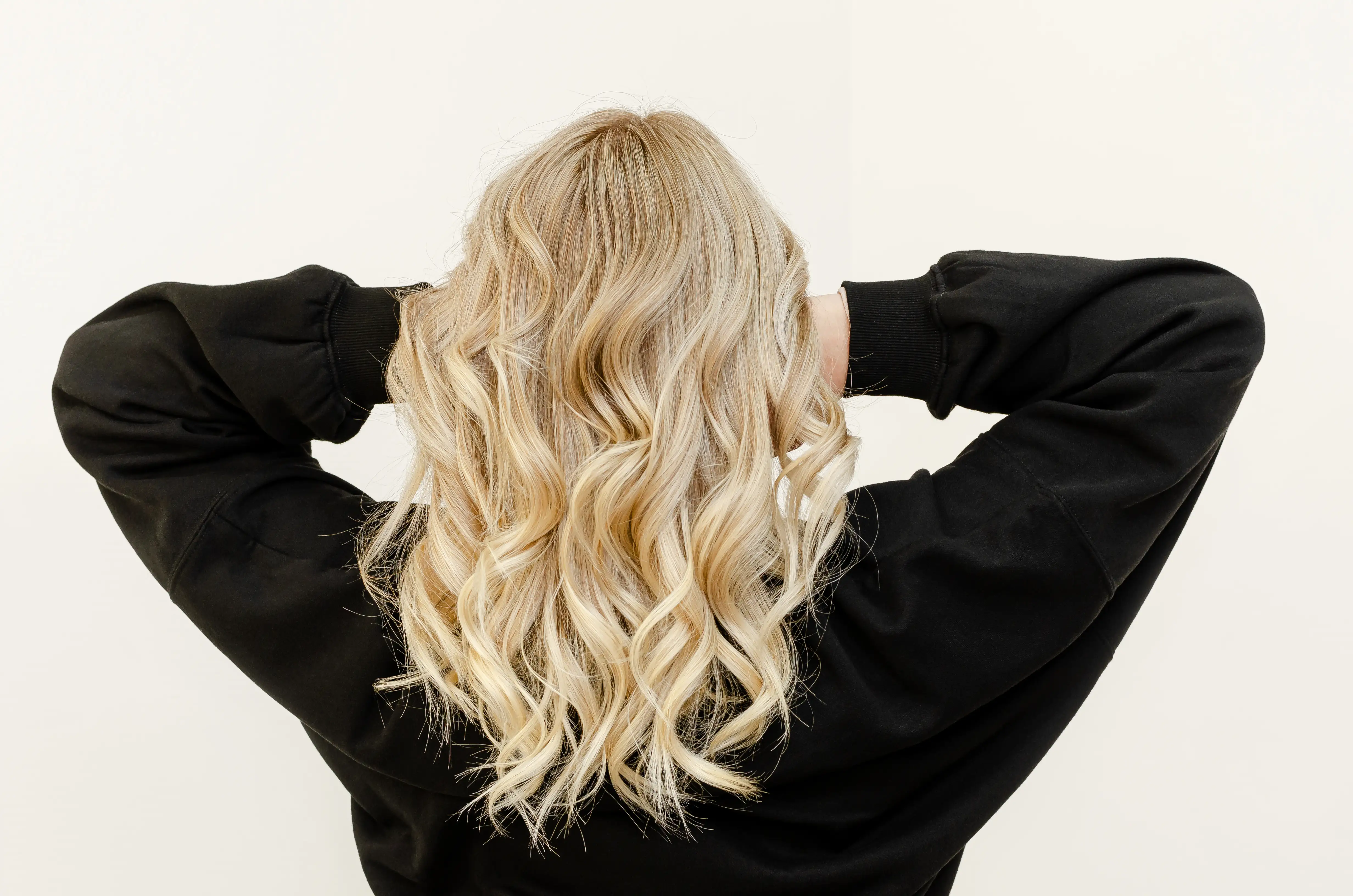 Langes welliges Haar in hellem Blond nach einer Air-Touch-Blondierung mit nahtlosem Übergang ohne sichtbare Einzelsträhnen