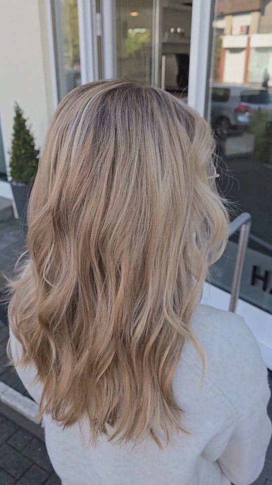 Lange Haare in glänzendem Schokobraun mit dezenten Karamell-Reflexen, Friseur Lippstadt