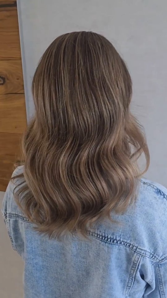 Haarwäsche mit entspannender Kopfmassage am Waschbecken bei Arzu Hairstyle in Lippstadt