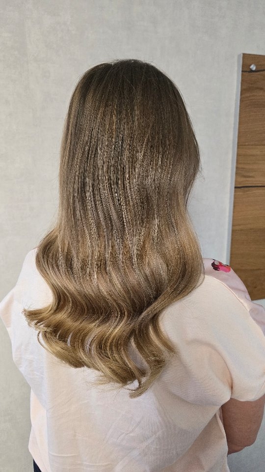 Haarwäsche mit entspannender Kopfmassage am Waschbecken bei Arzu Hairstyle in Lippstadt