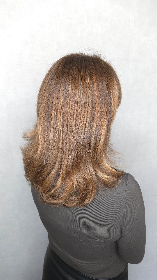Lange, glatte Haare in Platinblond mit sanftem Ansatzverlauf nach der Blondierung, Friseur Lippstadt