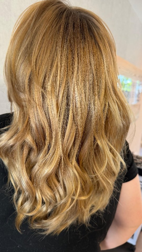 Mittellange Haare mit beigeblonder Balayage und sanften Wellen, Friseur Lippstadt