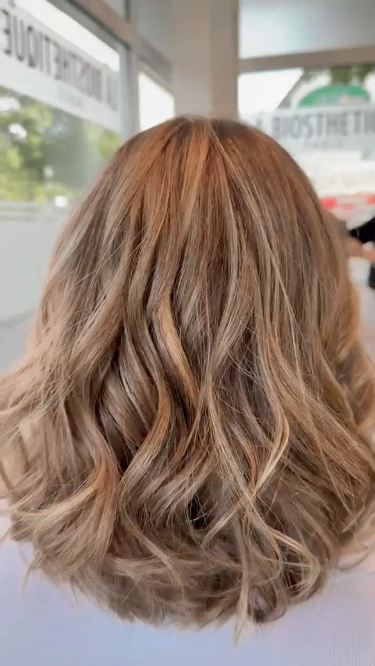 Schulterlange Beach Waves in Honigblond mit viel Volumen, Arzu Hairstyle Lippstadt