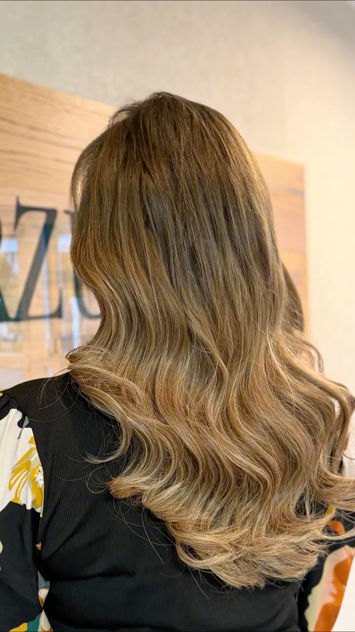 Lange Haare mit blonder Balayage und weichen Wellen, gestylt bei Arzu Hairstyle in Lippstadt