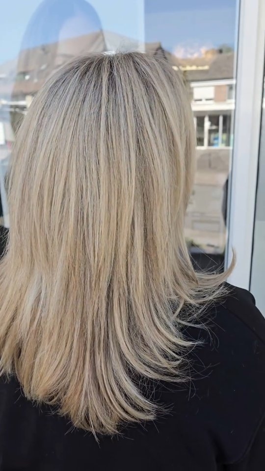 Schulterlange Beach Waves in Honigblond mit viel Volumen, Arzu Hairstyle Lippstadt